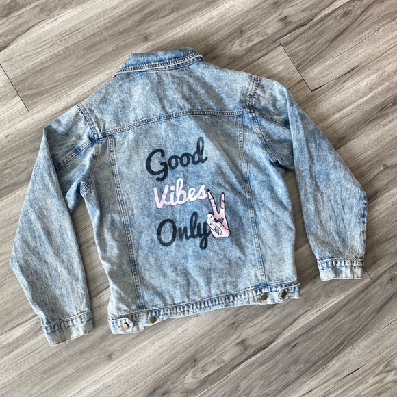 Honey Punch Good Vibes Only Jean Jacket Size M - Picture 2 of 12